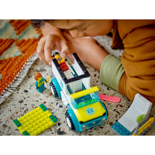 Lego City - Ambulancia de emergencias y Chico con Snowboard