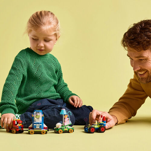 LEGO DISNEY - TREN DE CELEBRACIÓN DE TOY STORY Y COCHE RC