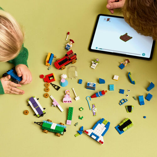 LEGO DISNEY - TREN DE CELEBRACIÓN DE TOY STORY Y COCHE RC