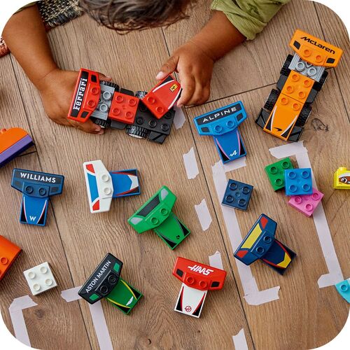 LEGO DUPLO - FORMULA 1: COCHES DE CARRERAS Y PILOTOS DEL EQUIPO DE F1