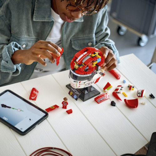 LEGO EDITIONS - SCUDERIA FERRARI HP: CASCO DE CHARLES LECLERC
